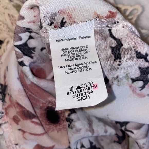 Gorgeous ILLA ILLA Lace Trim V-Neck Floral Romper Size Small - Picture 10 of 16